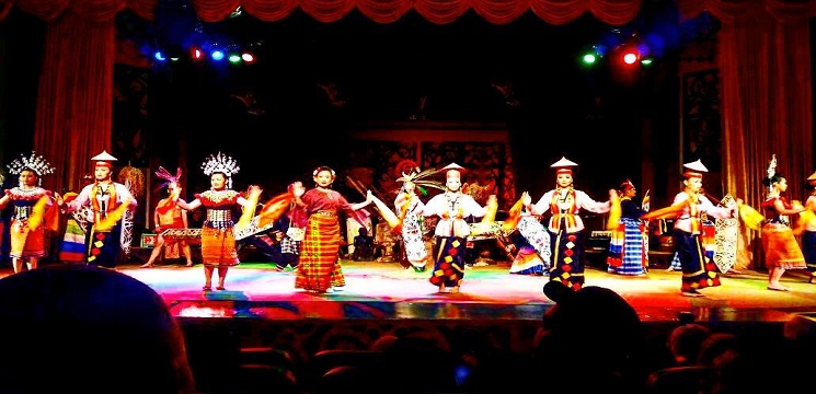 Persembahan Adat dan Budaya di Sarawak