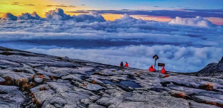 matahari terbenam di gunung kinabalu