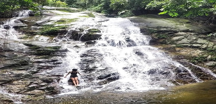 Nikmati keindahan air terjun yang terletak di dalam hutan Belum